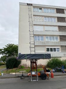 Livraison de matériaux sur un toit Monte-Meuble Nantes