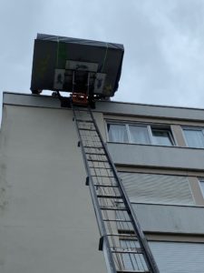 Monter le matériel de tournage d'un Film sur un toit